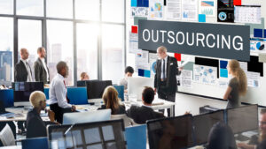 Prechod k novému zamestnávateľovi pri outsourcingu a ochrana zamestnancov podľa Zákonníka práce